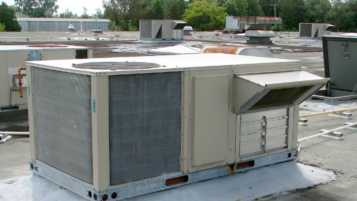 Unidad compacta de aire acondicionado instalada en la azotea de un edificio comercial