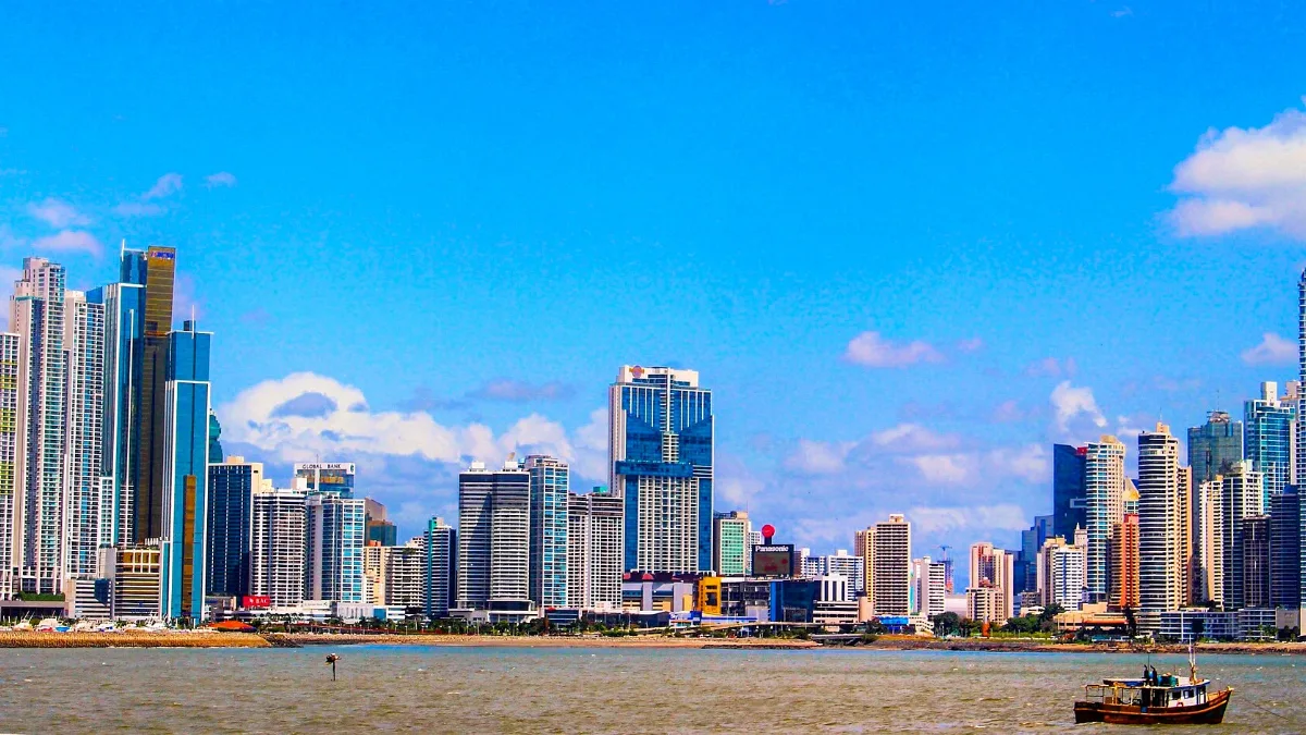 Vista del skyline de Ciudad de Panamá con sus torres frente al mar